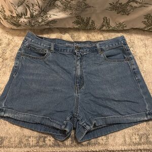 American Eagle Mom Jean Shorts Vintage Wash